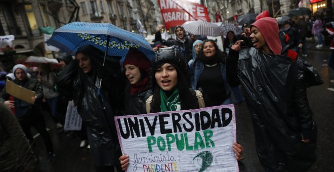 Decenas de miles de personas participan en una marcha en defensa de la universidad pública. EFE/David Fernández