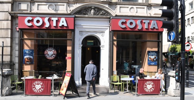 Un cliente entra en una tienda de Costa Coffe, en Londres. EFE/ Facundo Arrizabalaga