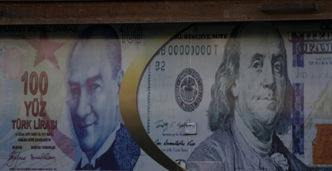 Un cartel de una casa de cambio que muestra liras turcas y dólares. / REUTERS - KHALIL ASHAWI