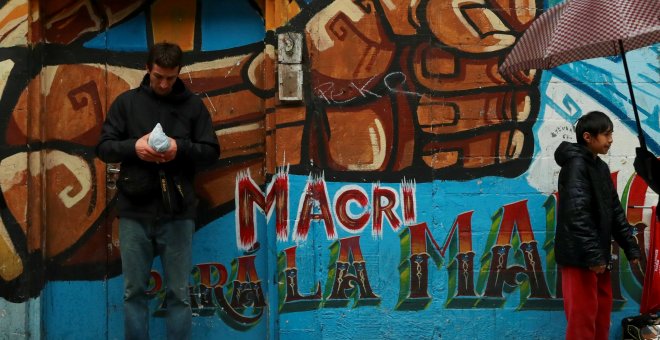 Un hombre junto a una pintada contra el presidente Mauricio Macri, en Buenos Aires. REUTERS/Marcos Brindicci