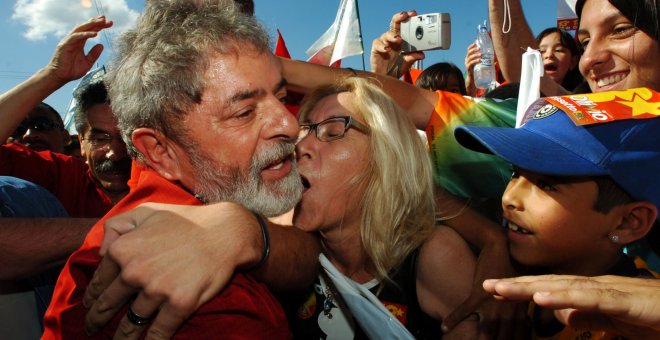 Una manifestante abraza y trata de besar a Lula. REUTERS/Diego Vara