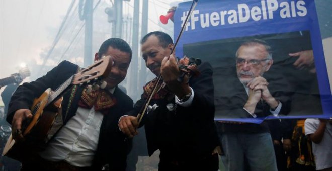 Músicos acompañan la manifestación de opositores a la Comisión Internacional Contra la Impunidad en Guatemala (Cicig), junto a un cartel del jefe de la Cicig. /EFE