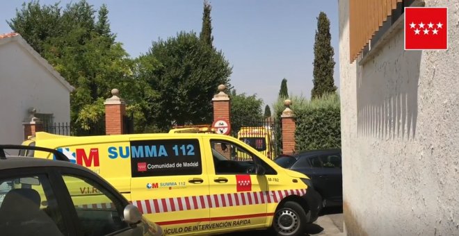Ambulancias del SUMMA 112 en el lugar donde un atracador se ha autolesionado hasta provocarle la muerte en Torres de la Alameda.