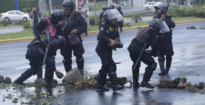 Policías retiran obstáculos de una carretera hoy, domingo 2 de septiembre de 2018, tras finalizar una manifestación contra el gobierno de nicaragüense, en Managua (Nicaragua). Al menos una persona resultó hoy herida por disparos en el transcurso de una m