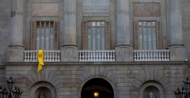 Un lazo amarillo, colgado en el balcón de la fachada del ayuntamiento de Barcelona. / EFE