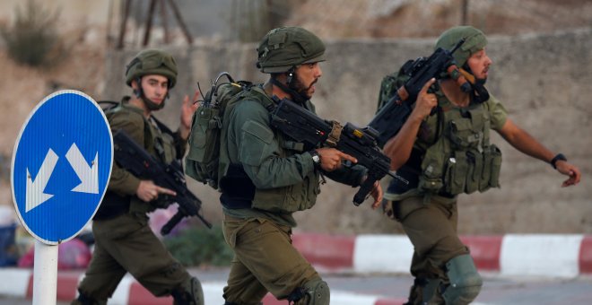 Soldados israelís corren en Herbon (Cisjordania) - Reuters
