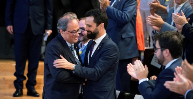 El president de la Generalitat, Quim Torra, s'abraça amb el president del Parlament, Roger Torrent, després de la conferència del primer al TNC, aquest dimarts 4 de setembre.  EFE / Marta Pérez.
