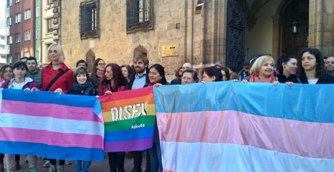 Daniel Ripa junto a personas de asociaciones transexuales de Asturias/EP