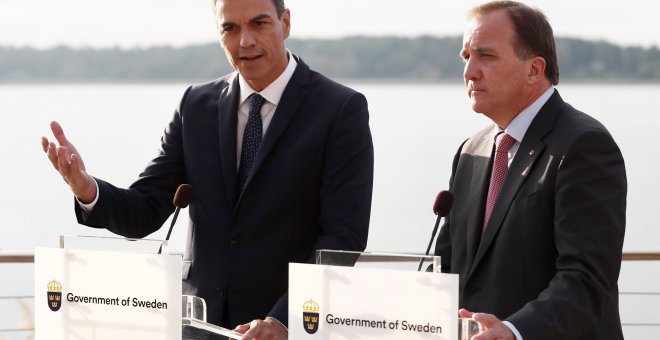 El presidente del Gobierno, Pedro Sánchez (i), junto al primer ministro de Suecia, Stefan Löfven (i), durante la rueda de prensa ofrecida tras la reunión que han mantenido en Enköping (Suecia). EFE/Mariscal