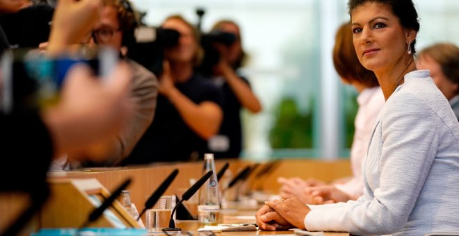 La presidenta del grupo parlamentario del partido Die Linke (La Izquierda) del Parlamento alemán, Sahra Wagenknecht en la rueda de prensa para anunciar la fundación del movimiento Aufstehen (Levantarse), en Berlín, Alemania. EFE/ Alexander Becher