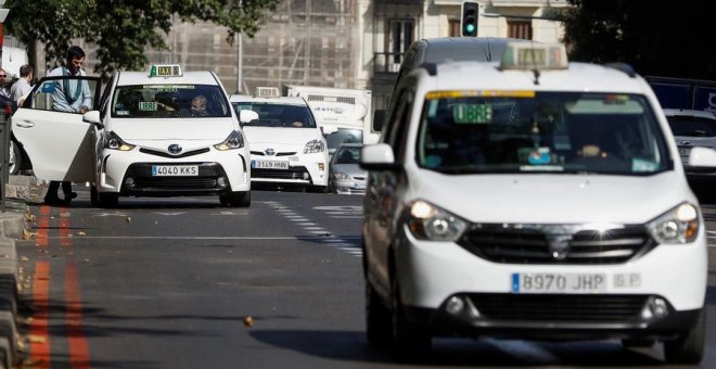 Imagen de archivo de unos taxis en Madrid. EFE/Emilio Naranjo