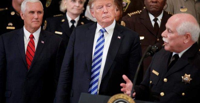 El presidente estadounidense Donald Trump (c) y el vicepresidente Mike Pence (i) participan en una reunión con alguaciles de todo el país, en la Casa Blanca. (SHAWN THEW | EFE)