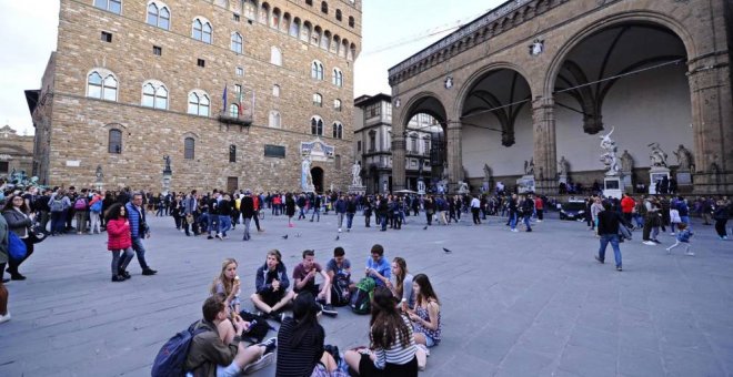 Un grupo de turistas comen en la plaza de la Señoría de Florencia. REUTERS/Archivo