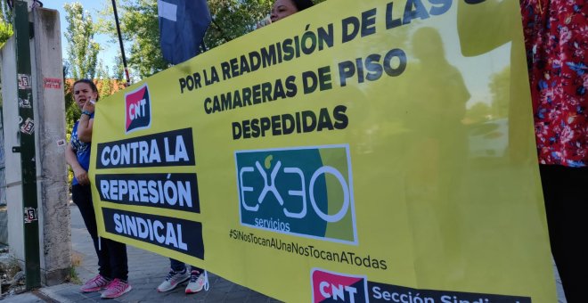 Imagen de uno de los reiterados piquetes informativos que las afectadas, junto con otras personas que se solidarizan con la causa, realizan a las puertas del hotel Exe de Getafe. | CNT Villaverde
