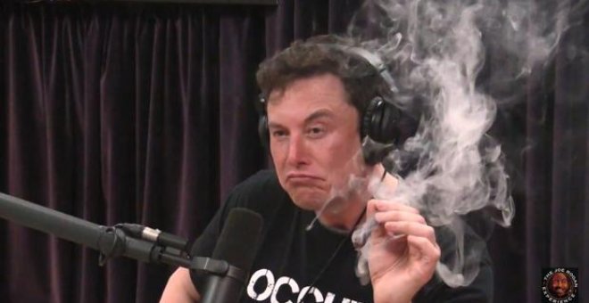 Elon Musk durante la controvertida entrevista en la que ha fumado marihuana.