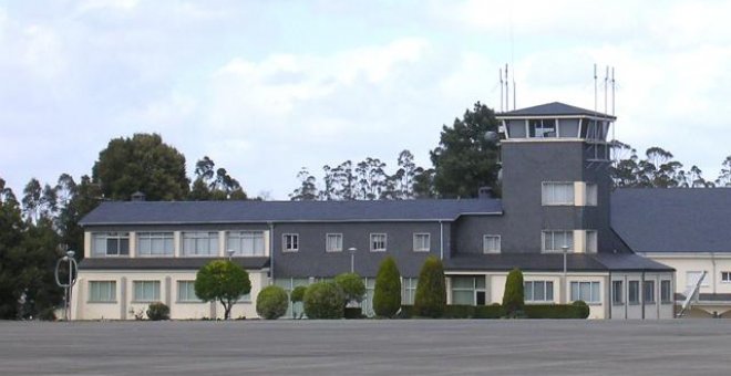 El aeródromo de Santiago de Compostela es una pequeña instalación aérea militar con una plantilla de 40 personas. - Wikipedia