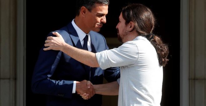 El presidente del Gobierno, Pedro Sánchez, y el secretario general de Podemos, Pablo Iglesias, en la reunión en el Palacio de la Moncloa, en Madrid para negociar los Presupuestos de 2019. EFE/ Kiko Huesca