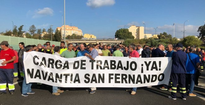 Trabajadores del astillero de Navantia de San Fernando (Cádiz) cortan el tráfico de la autovía A-4 para expresar su temor a que se cancele el contrato de venta de armamento a Arabia Saudí./EFE