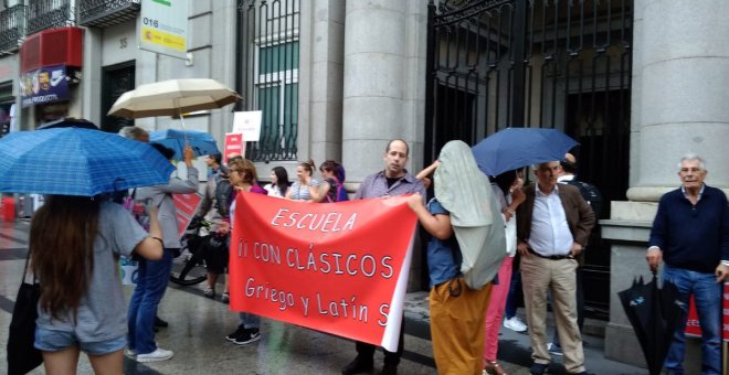 Pancarta reclamando que se asegure el estudio de Griego y Latín en los institutos frente al Ministerio de Educación | Twitter de @PortalClasico