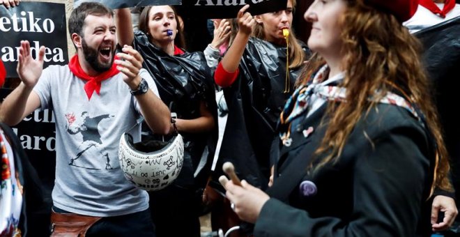 Partidarios y detractores reaccionan al paso del desfile de la compañía mixta Jaizkibel. EFE/Javier Etxezarreta