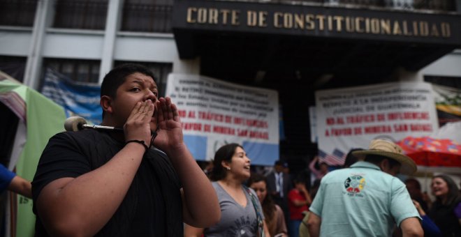 El procurador de los Derechos Humanos de Guatemala, Jordán Rodas, encabeza un plantón frente a la Corte de Constitucionalidad (CC).- EFE/Edwin Bercián