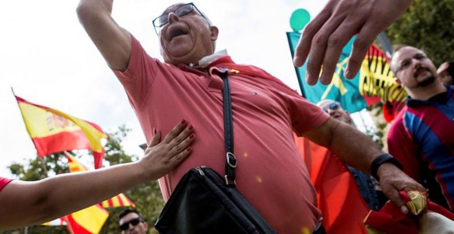 Varios de los asistentes a la manifestación convocada en Barcelona por el empresario José Manuel Opazo y apoyada por VOX en "defensa de la unidad de España".- EFE/ Enric Fontcuberta