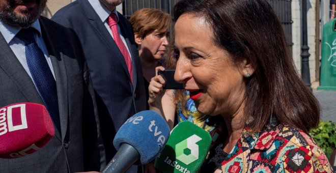 La ministra de Defensa, Margarita Robles, atiende a los medios durante el acto de Homenaje a la Bandera Nacional.- EFE/José del Olmo