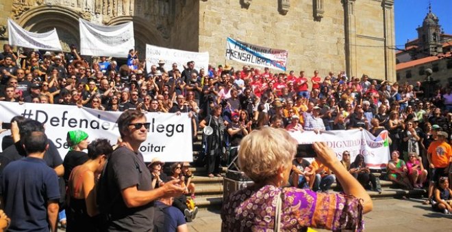 Imagen de la manifestación para pedir el "fin de la manipulación" en los medios de comunicación públicos, en Santiago de Compostela. E.P.