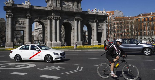 Un ciclista circula por las inmediaciones de la Puerta de Alcalá, en Madrid. EFE/ Archivo