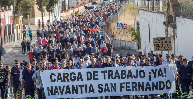 Al grito de "si esto no se arregla, guerra, guerra, guerra" y "Robles, si no lo arreglas, guerra" y tras una pancarta reclamando carga de trabajo, los trabajadores de la planta de Navantia de San Fernando (Cádiz) han marchado desde las puertas de la fact