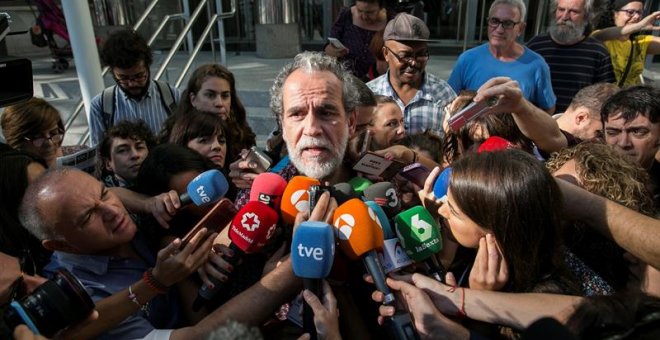 13/09/2018.- El actor Willy Toledo atiende a los medios de comunicación tras declarar hoy ante el juzgado de instrucción número 11 de Madrid acusado de vejación contra los sentimientos religiosos y ha reiterado mediante un escrito que no ha cometido ningú