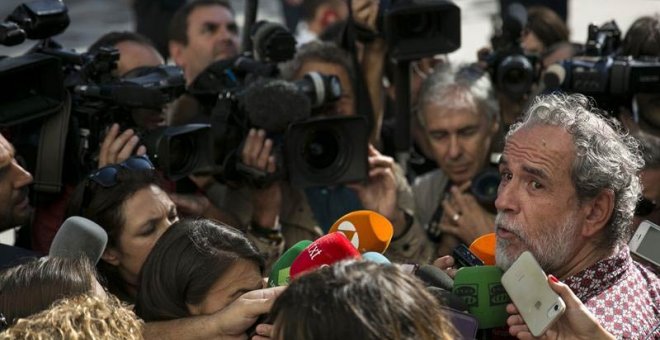 Willy Toledo habla a los medios tras salir del juzgado. (SANTI DONAIRE | EFE)
