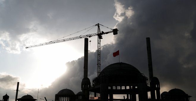 Grúas de la construcción de una nueva mezquita en la céntrica Plaza Taksim, en Estambul. REUTERS/Murad Sezer
