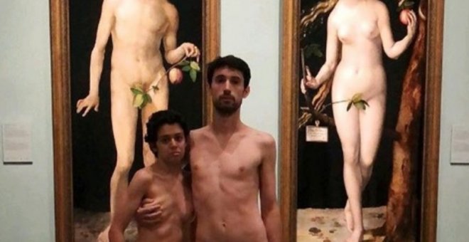 Una pareja se desnuda frente a los cuadros de 'Adán' y 'Eva' de Alberto Durero en el Museo del Prado./INSTAGRAM