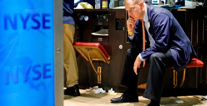 Un corredor de bolsa mientras se sienta en el edificio de la Bolsa de Nueva York (NYSE, según sus siglas en inglés), el 15 de septiembre de 2008, el día de la quiebra del banco de inversión Lehman Brothers. EFE/ Peter Foley