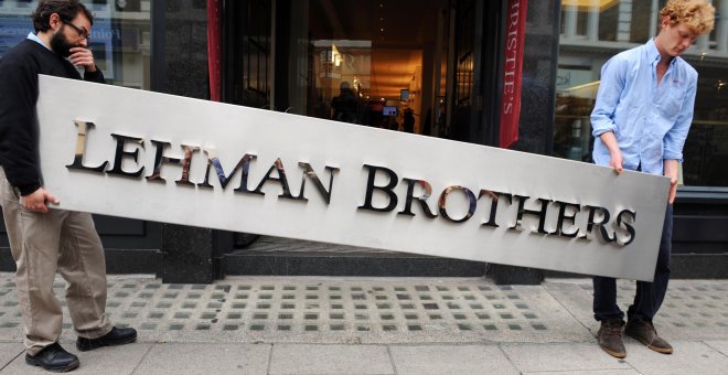 Moment en què desmuntaven el cartell de Lehman Brothers Flipboard