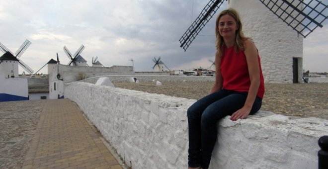 Ana Belén Pintado, junto a uno de los molinos de viento de su pueblo, Campo de Criptana (Ciudad Real).- LAURA FIGUEIREDO