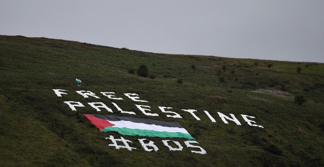 Mensaje de apoyo y solidaridad internacional con Palestina desplegado en Belfast | REUTERS/Clodagh Kilcoyne