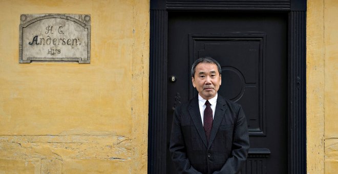 Haruki Murakami en la puerta de la que fue la casa de Hans Christian Andersen. | Reuters
