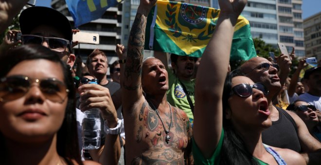 Simpatizantes del candidato ultraderechista a las elecciones presidenciales de Brasil,Jair Bolsonaro, se manifiestan en Río de Janeiro.- REUTERS/Pilar Olivares