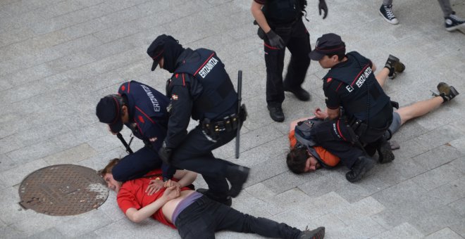 Imagen de la detención de los jóvenes acusados.- Iñaki Agirre / Irutxuloko Hitza.