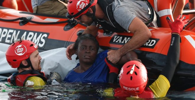 Miembros de Proactiva Open Arms rescatan a una mujer del agua a unas 80 millas de Libia. - AFP