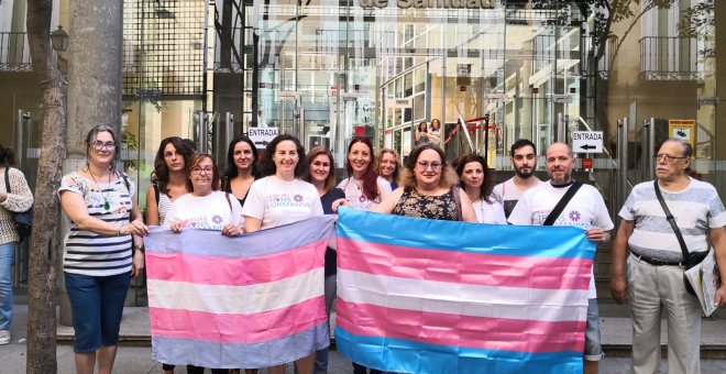 Personas trans y sus familias exigen tarjetas sanitarias con el nombre 'sentido' ante la Consejería de Sanidad de Madrid