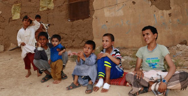 Un grupo de niños supervivientes de un bombardeo en el exterior de una casa dañada en Saada, Yemen, el pasado 5 de septiembre. REUTERS/Naif Rahma