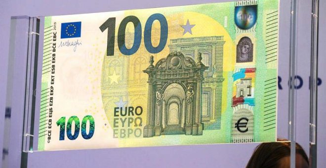 El nuevo billete de 100 euros es descubierto en la sede del Banco Central Europeo (BCE) en Fráncfort (Alemania). (ARMANDO BABANI)