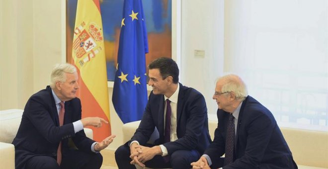 El jefe del Ejecutivo, Pedro Sánchez (c), y el ministro de Asuntos Exteriores, Josep Borrell (d), durante la reunión que han mantenido hoy en Moncloa con el jefe de la Negociación de la UE con el Reino Unido, Michel Barnier. /EFE