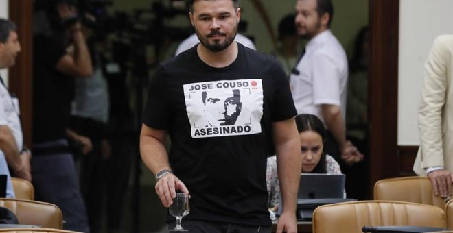 18/09/2018.- El diputado de ERC ,Gabriel Rufián, en el Congreso a la espera de su turno de preguntas para interrogar al expresidente del Gobierno José María Aznar. Aznar ha regresado hoy al Congreso, catorce años después de abandonar el Ejecutivo, para co