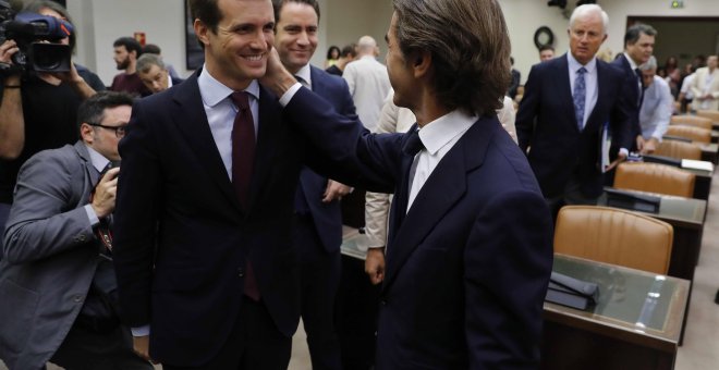El expresidente del Gobierno José María Aznar, acompañado por el presidente del Partido Popular, Pablo Casado, poco antes de su comparecencia ante la comisión de investigación sobre la presunta financiación ilegal del Partido Popular en el Congreso. EFE/J