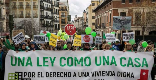 Marcha por la vivienda convocada por la Plataforma de Afectados por la Hipoteca (PAH) para que el PP no vete su propuesta de ley de vivienda que finaliza en la calle de Génova. EFE SANTI DONAIRE