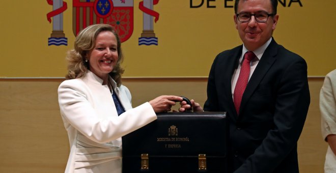 La ministra de Economía, Nadia Calviño, en el acto de traspaso de cartera de manos de Román Escolano, su antecesor en el cargo en el Gobierno de Rajoy. REUTERS/Sergio Perez